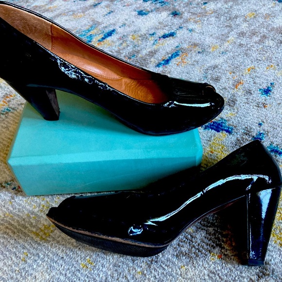 Kenneth Cole Black Patent Leather Heels in amazing condition size 9.5 - Picture 4 of 6